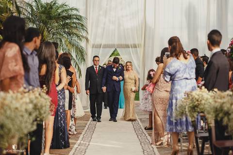 FOTOS NOIVO ENTRANDO EMOCIONADO COM SEUS PAIS NO CASAMENTO'