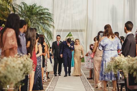 FOTOS NOIVO ENTRANDO CHORANDO EM SEU CASAMENTO'