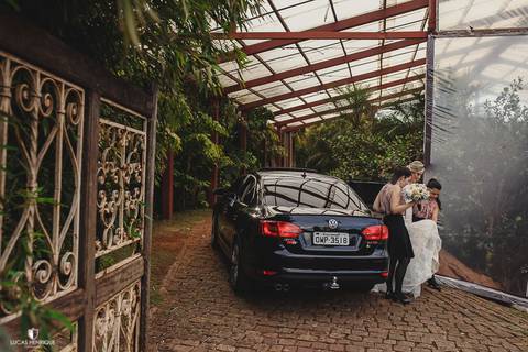 NOIVA SAINDO DO CARRO PARA CASAMENTO'