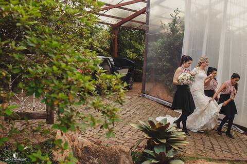 NOIVA TENDO AJUDA PARA CHEGAR AO ALTAR'