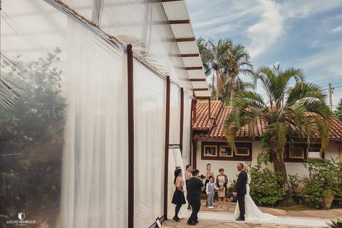 NOIVA PRONTA PARA ENTRAR NO CASAMENTO COM SEU PAI'