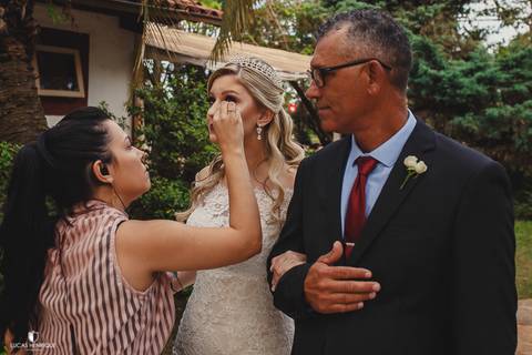 NOIVA EMOCIONADA DURANTE O CASAMENTO'