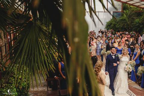 NOIVO RECEBENDO A NOIVA NA ENTRADA DO CASAMENTO'