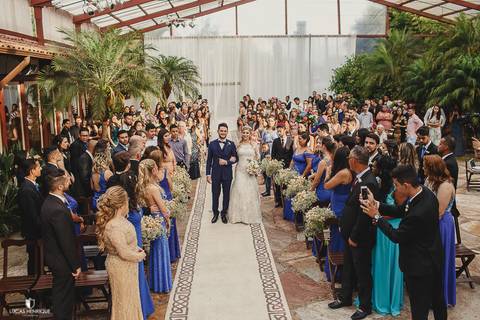 NOIVO RECEBENDO A NOIVA NA ENTRADA DO CASAMENTO'