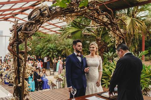 NOIVA FELIZ EM SEU CASAMENTO'