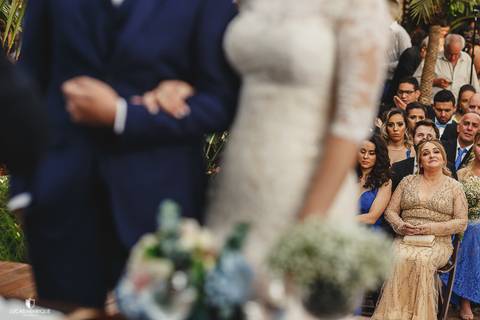 MAE OLHANDO SEU FILHO SE CASANDO NO ALTAR'