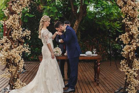 NOIVO BEIJANDO A MAO DA NOIVA'