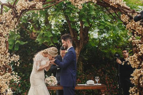 NOIVA BEIJANDO A MAO DO NOIVO'