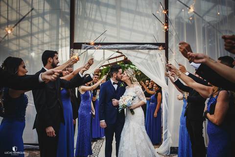 SAIDA DOS NOIVOS COM FOGOS EM BELO HORIZONTE'