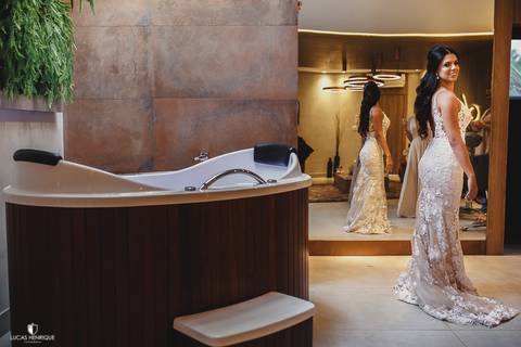 FOTO DA NOIVA PRONTA PARA O CASAMENTO COM BANHEIRA NO ESPAÇO LANAI EVENTOS EM BELO HORIZONTE'