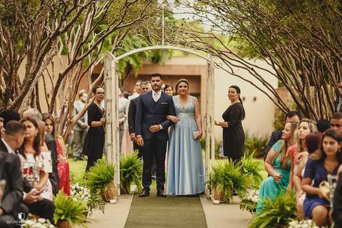 NOIVO ENTRANDO EMOCIONADO EM SEU CASAMENTO'