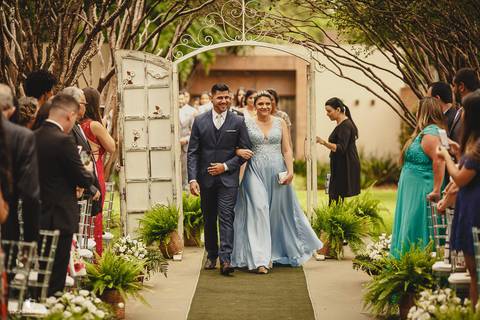 NOIVO ENTRANDO COM SUA MAE FELIZ NO CASAMENTO NO ESPAÇO LANAI EVENTOS EM BELO HORIZONTE'