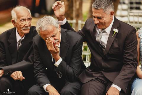 VÔ DA NOIVA SE EMOCIONA AO VER A NETA SE CASAMENTO'