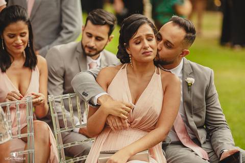 IRMÃ DA NOIVA EMOCIONADA DURANTE O CASAMENTO'