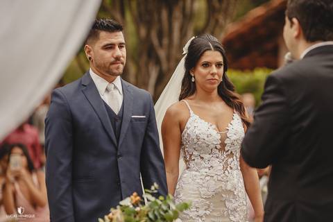 NOIVA E NOIVO EMOCIONADOS DURANTE A CERIMONIA DE CASAMENTO'