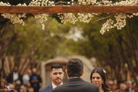 CELEBRANTE CLAUDIO TOLEDO REALIZANDO CERIMONIA DE CASAMENTO NO ESPAÇO LANAI EVENTOS EM BELO HORIZONTE'