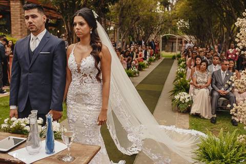 NOIVA E NOIVO EMOCIONADOS DURANTE A CERIMONIA DE CASAMENTO'