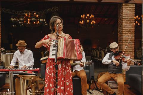 AQUILA CANTANDO MARCHA NUPCIAL EM CASAMENTO DE DIA'
