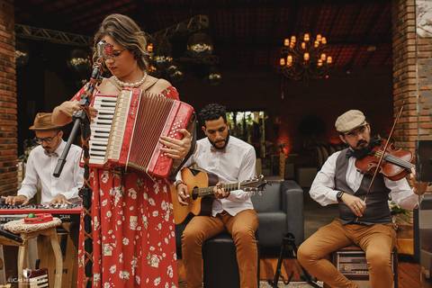 CANTORA AQUILA CANTANDO MARCHA NUPCIAL EM CASAMENTO DE DIA'