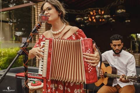 CANTORA AQUILA CANTANDO MARCHA NUPCIAL EM CASAMENTO DE DIA'