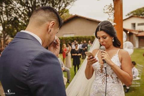 NOIVO EMOCIONADO DURANTE OS VOTOS DA NOIVA NO CASAMENTO EM BELO HORZINTE'