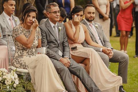 FAMILIA DA NOIVA EMOCIONADA COM SEU CASAMENTO'