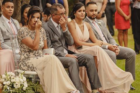 PAI E MAE DE NOIVA CHORANDO DURANTE O CASAMENTO'