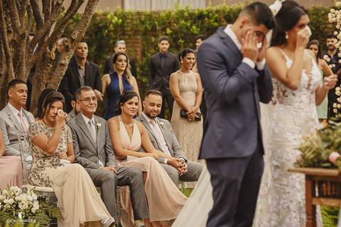FOTO NOIVA E NOIVO CHORANDO DURANTE O CASAMENTO'