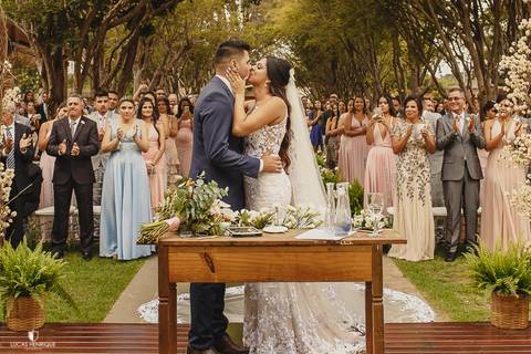 FOTOS DO BEIJO DOS NOIVOS NO FINAL DO CASAMENTO - ESPAÇO LANAI EVENTOS EM BELO HORIZONTE/MG'