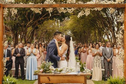 FOTOS DO BEIJO DOS NOIVOS NO FINAL DO CASAMENTO - ESPAÇO LANAI EVENTOS EM BELO HORIZONTE/MG
CASAMENTO DE DIA LANAI EVENTOS'