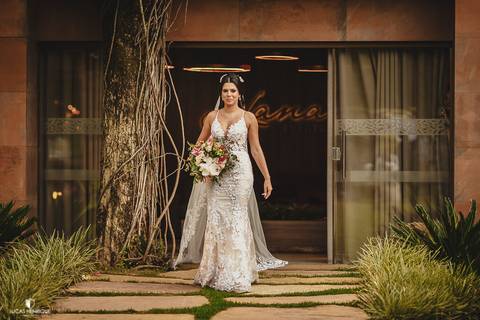 ENTRADA DA NOIVA FELIZ EM CASAMENTO DE DIA'