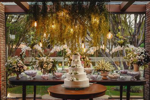 FOTO DECORAÇÃO DE CASAMENTO MESA DO BOLO NO ESPAÇO LANAI EVENTOS'