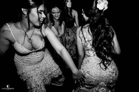 NOIVA DANÇANDO COM MADRINHAS NA SUA FESTA DE CASAMENTO NO ESPAÇO LANAI EVENTOS'