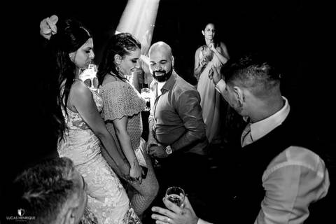 NOIVA DANÇANDO COM MADRINHAS NA SUA FESTA DE CASAMENTO NO ESPAÇO LANAI EVENTOS'