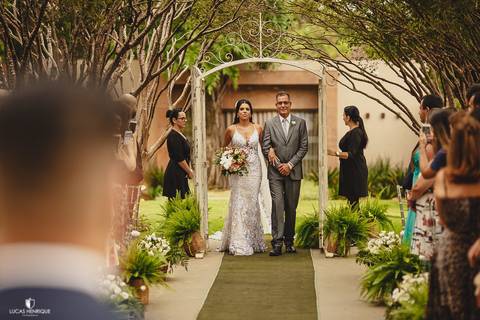 ENTRADA DA NOIVA EMOCIONANTE EM CASAMENTO DE DIA'