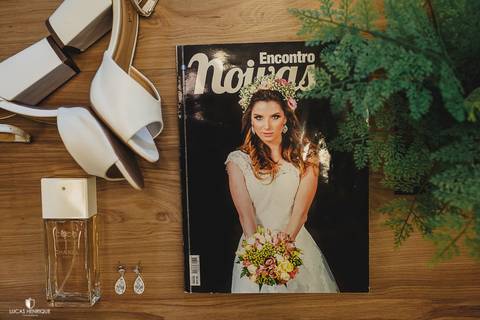 FOTOS CRIATIVA DOS ACESSORIOS DA NOIVA DURANTE O MAKING OF PARA O CASAMENTO NO ESPAÇO LANAI EVENTOS EM BELO HORIZONTE/MG'