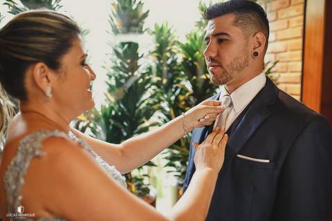 FOTOS DA MAE ARRUMANDO A GRAVATA DO NOIVO ANTES DO CASAMENTO'