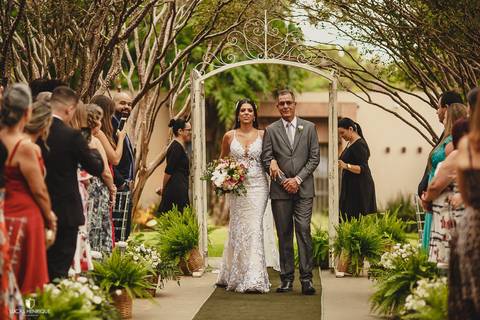 ENTRADA DA NOIVA NO CASAMENTO DE DIA LANAI EVENTOS'