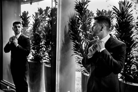 FOTOS DO NOIVO SE ARRUMANDO PARA O CASAMENTO EM BELO HORIZONTE'