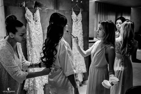 FOTOS DA NOIVA SENDO MAQUIADA PERTO DO VESTIDO DURANTE O MAKING OF PARA O CASAMENTO NO ESPAÇO LANAI EVENTOS EM BELO HORIZONTE/MG'