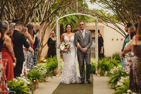 ENTRADA DA NOIVA NO CASAMENTO DE DIA LANAI EVENTOS
CASAMENTO DE DIA LANAI EVENTOS'