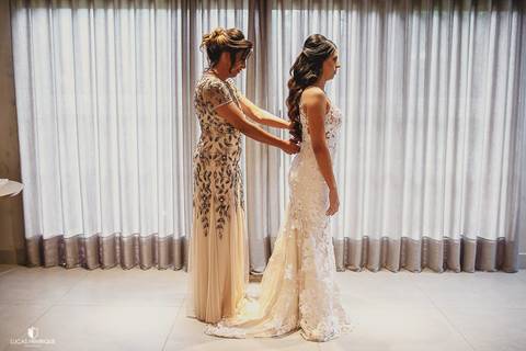 FOTOS DA MAE AJUSTANDO O VESTIDO DA FILHA ANTES DO CASAMENTO'