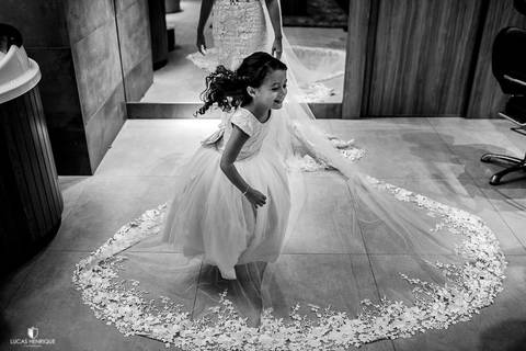 FOTO CRIATIVA CRIANÇA PULANDO NO VESTIDO DA NOIVA'