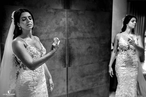 FOTOS DA NOIVA PASSANDO  PERFUME DURANTE MAKING OF PARA O CASAMENTO NA CIDADE DE BELO HORIZONTE/MG'
