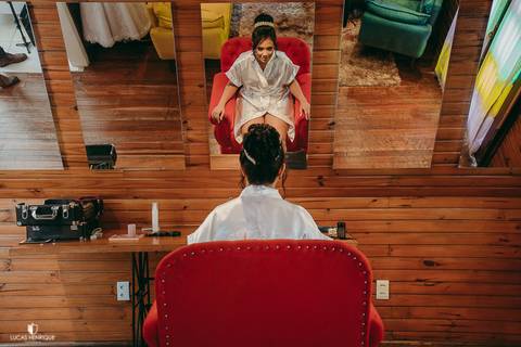 FOTO DA NOIVA SE OLHANDO NO ESPELHO'