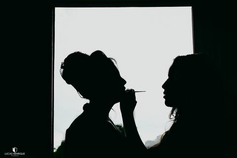 FOTOS CRIATIVA DA NOIVA PASSANDO BATOM NO MAKING OF'