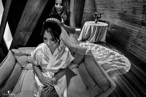 FOTOS DA NOIVA COLOCANDO O VÉU PARA CASAR'