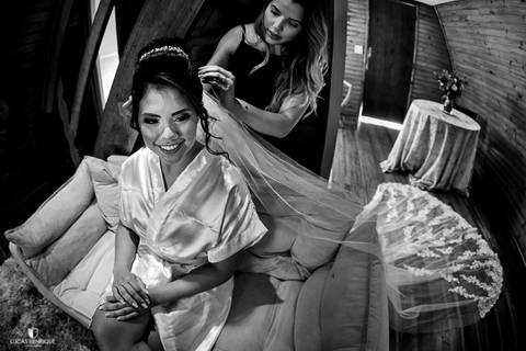 FOTOS DA NOIVA COLOCANDO O VÉU PARA CASAR'