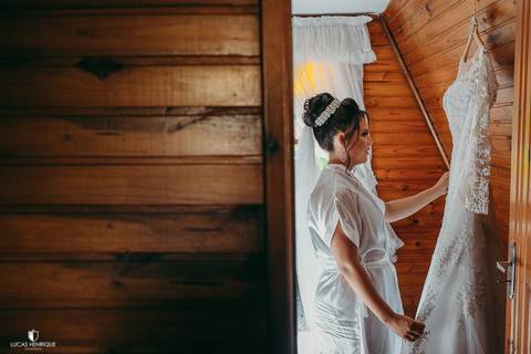 FOTOS DA NOIVA OLHANDO SEU VESTIDO DE CASAMENTO'