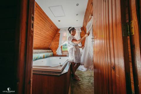 FOTOS DA NOIVA OLHANDO SEU VESTIDO DE CASAMENTO'